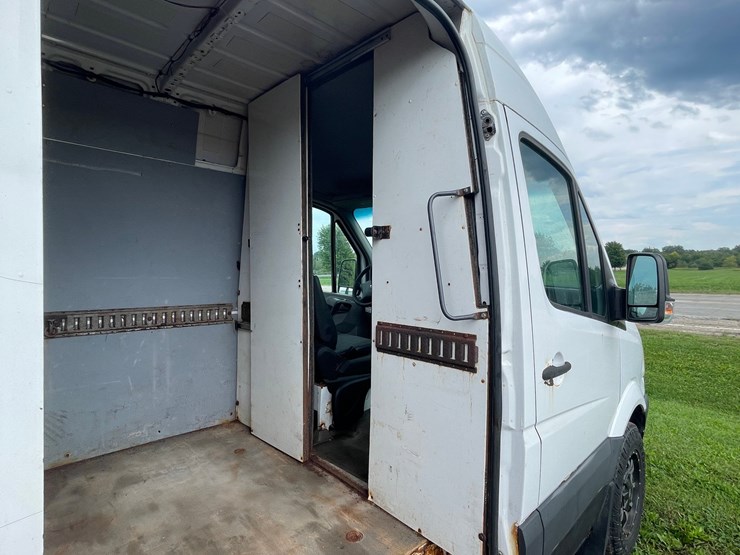 #2841-•-2010-freightliner-van-(has-wi-title)-image-68