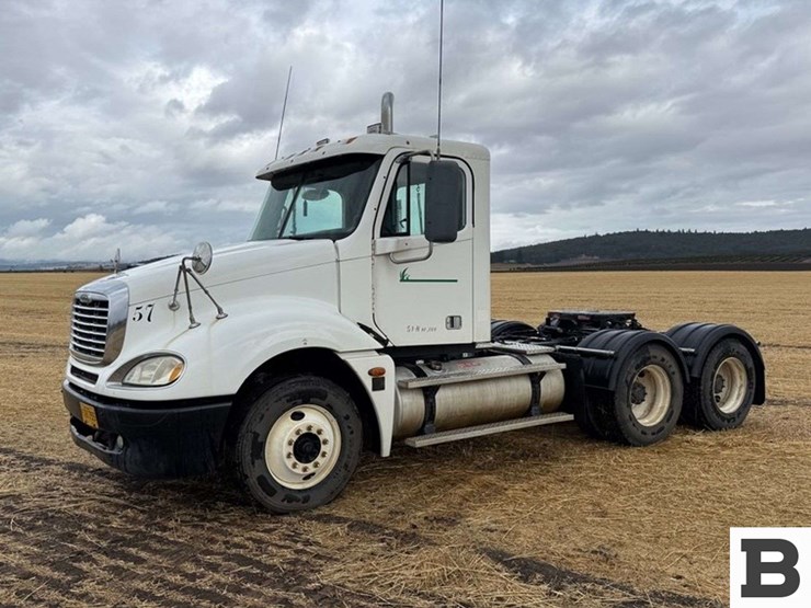 2005-freightliner-columbia-120-image-1