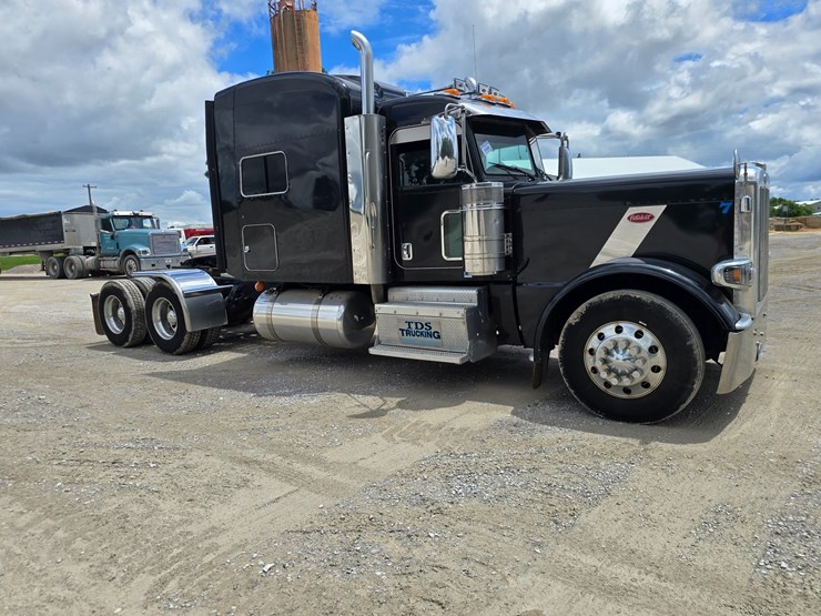 2014-peterbilt-389-image-27