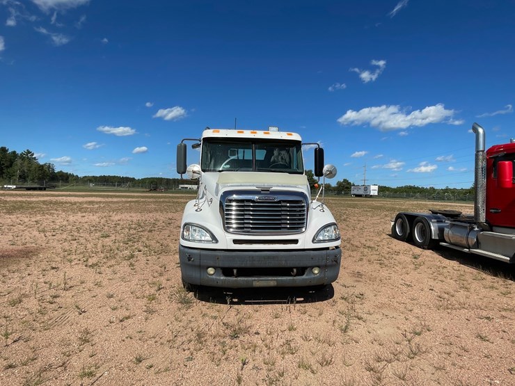 #217-•-2005-freightliner-day-cab-(has-wi-title)-(kronenwetter,-wi)-image-8