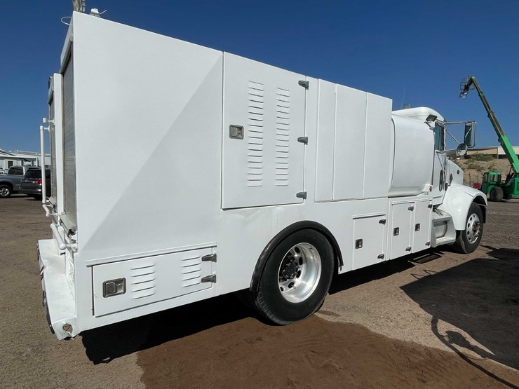 2004-peterbilt-330-image-6