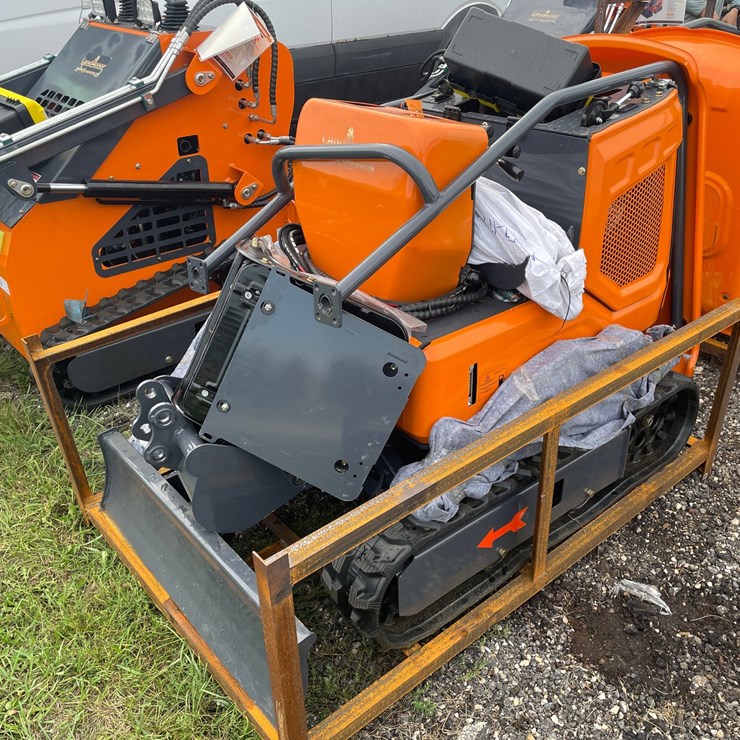 #2970 • Landhonor Mini Excavator
