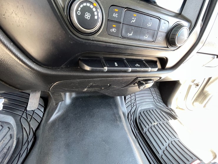 #1864-•-2018-chevy-work-truck-(has-nm-title)-image-68