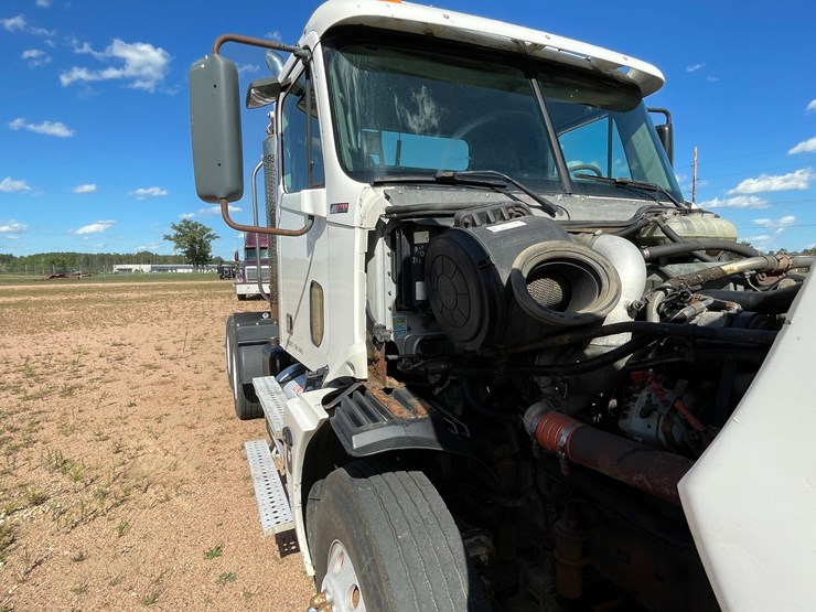 #217-•-2005-freightliner-day-cab-(has-wi-title)-(kronenwetter,-wi)-image-45