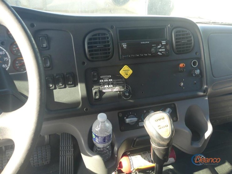 2014-freightliner-m2-106-image-16