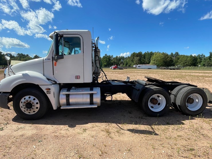 #217-•-2005-freightliner-day-cab-(has-wi-title)-(kronenwetter,-wi)-image-3