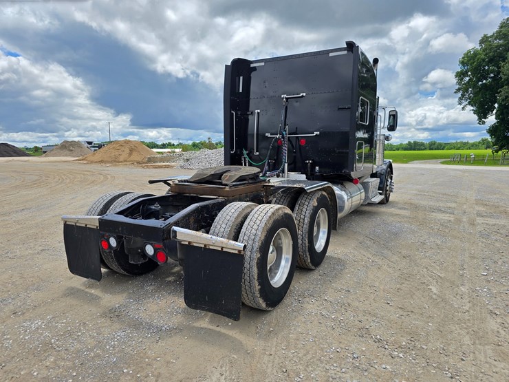 2014-peterbilt-389-image-18