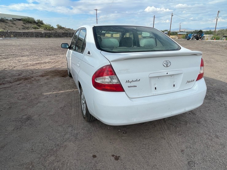 #1853-•-2002-toyota-prius-(title-in-delay)-image-11
