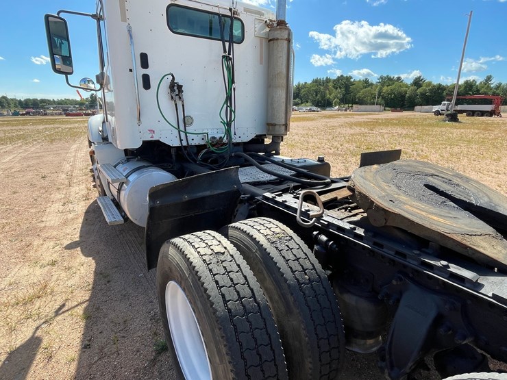 #217-•-2005-freightliner-day-cab-(has-wi-title)-(kronenwetter,-wi)-image-16