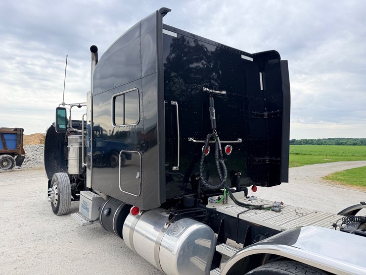 2014-peterbilt-389-image-91