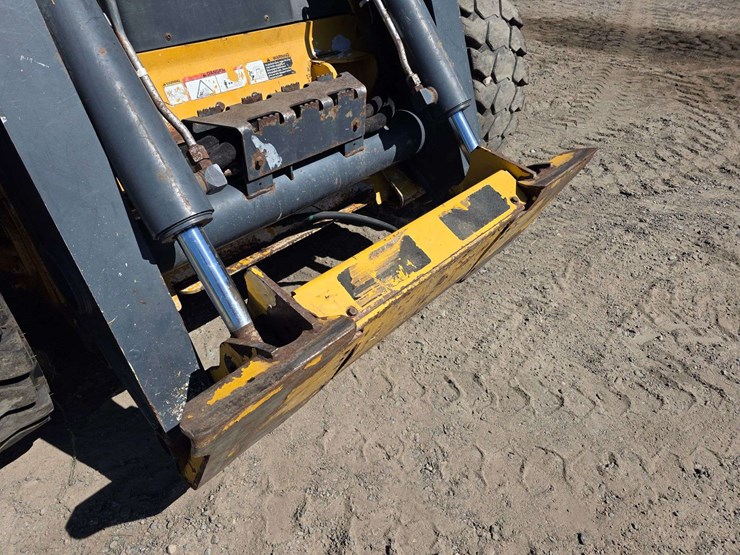 2016-deere-332d-image-32