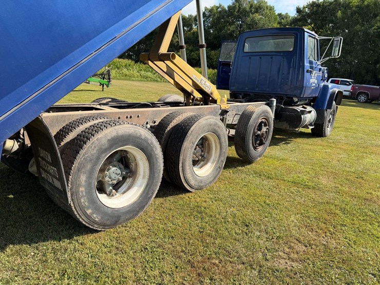 1975-ford-8000-image-64