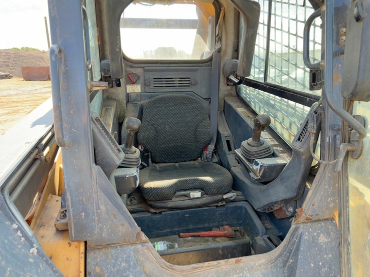 2013-deere-329e-image-18