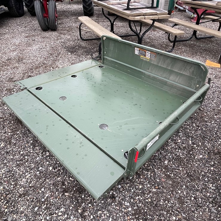 JOHN DEERE GATOR