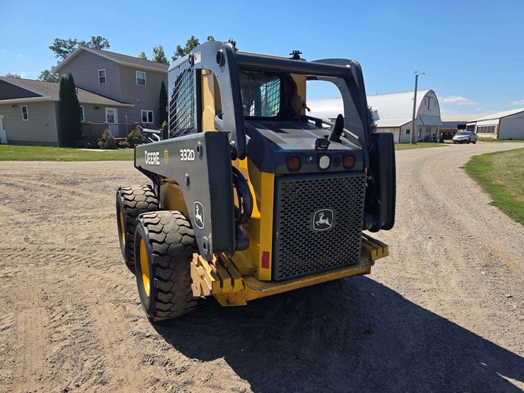 2016-deere-332d-image-12