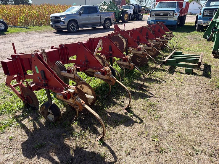 international-133-cultivator-image-2