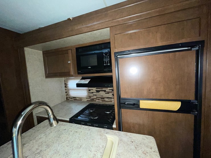 #2956-•-2017-venture-sporttrek-327-camper-(has-wi-title)-image-30