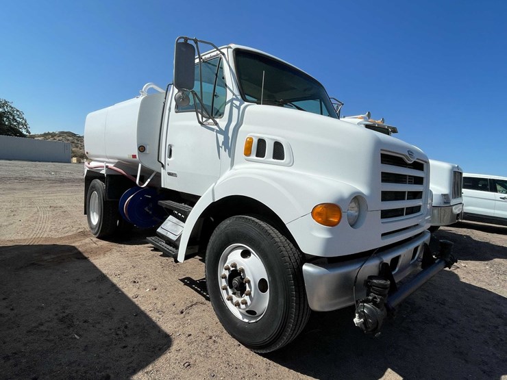 #1851-•-2000-sterling-7500-water-tank-truck-(has-nm-title)-image-4