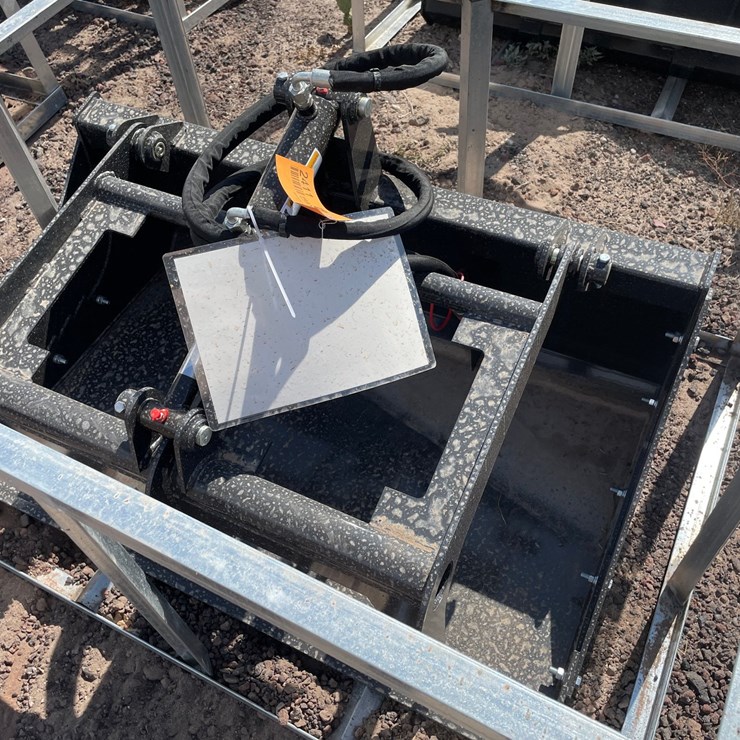 #2411 • Unused 2026 Landhonor Mini Skid Steer Grapple Bucket