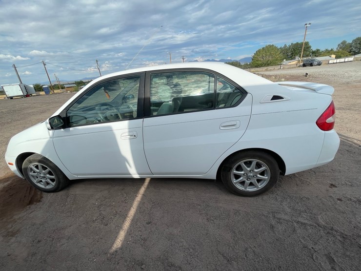 #1853-•-2002-toyota-prius-(title-in-delay)-image-18