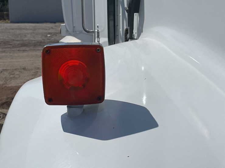 2004-peterbilt-330-image-67