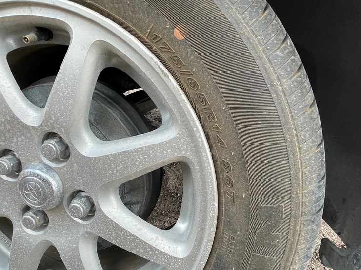 #1853-•-2002-toyota-prius-(title-in-delay)-image-15