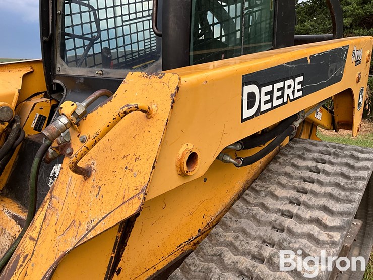 2007-deere-ct332-image-12
