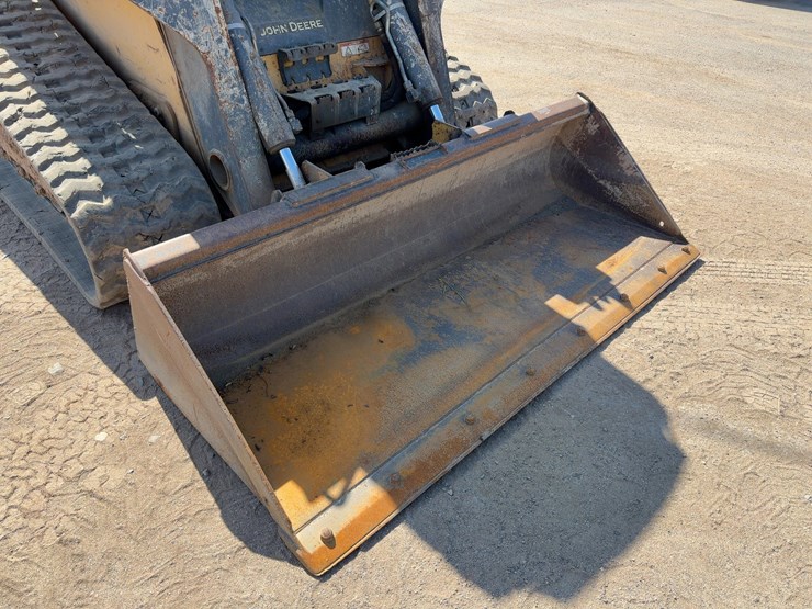 2013-deere-329e-image-8