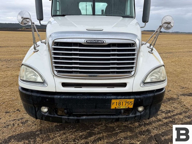 2005-freightliner-columbia-120-image-9