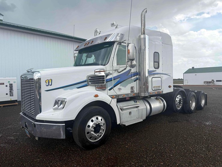 2018-freightliner-122sd-semi-image-1