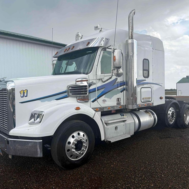 2018 Freightliner 122SD Semi
