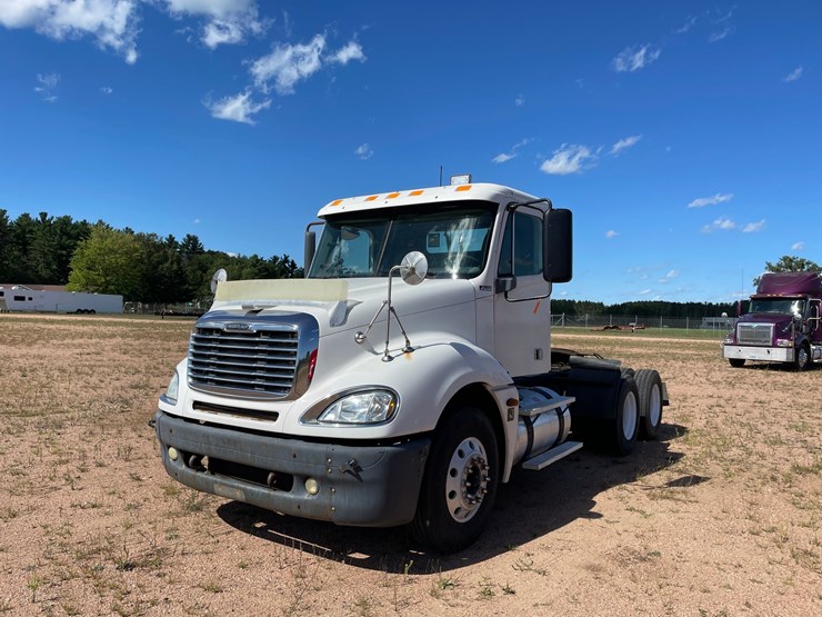#217-•-2005-freightliner-day-cab-(has-wi-title)-(kronenwetter,-wi)-image-1