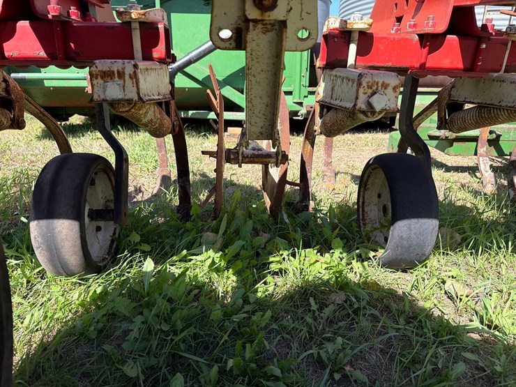 international-133-cultivator-image-6