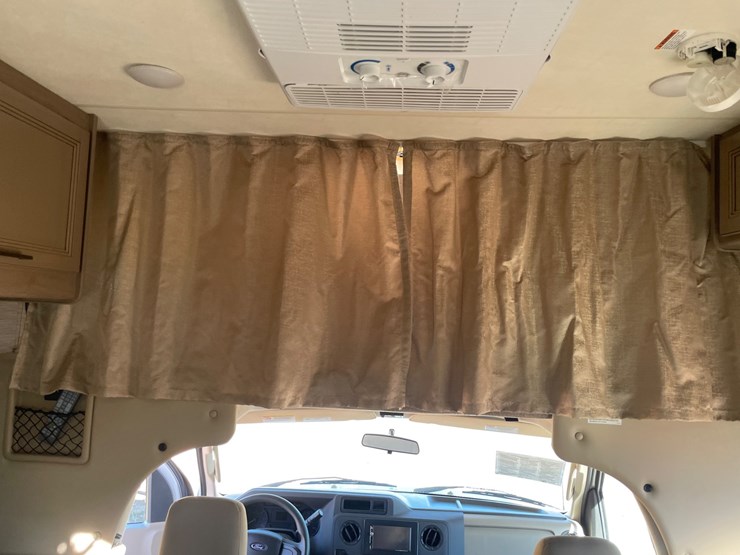 2021-ford-e350-image-118
