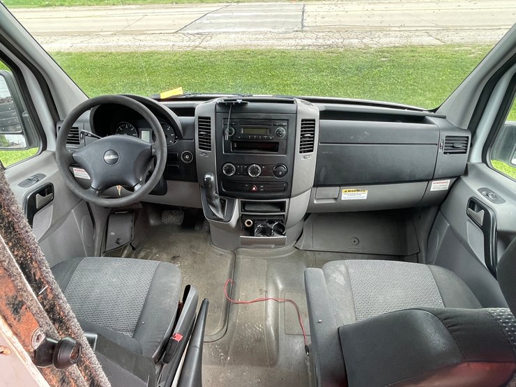#2841-•-2010-freightliner-van-(has-wi-title)-image-76