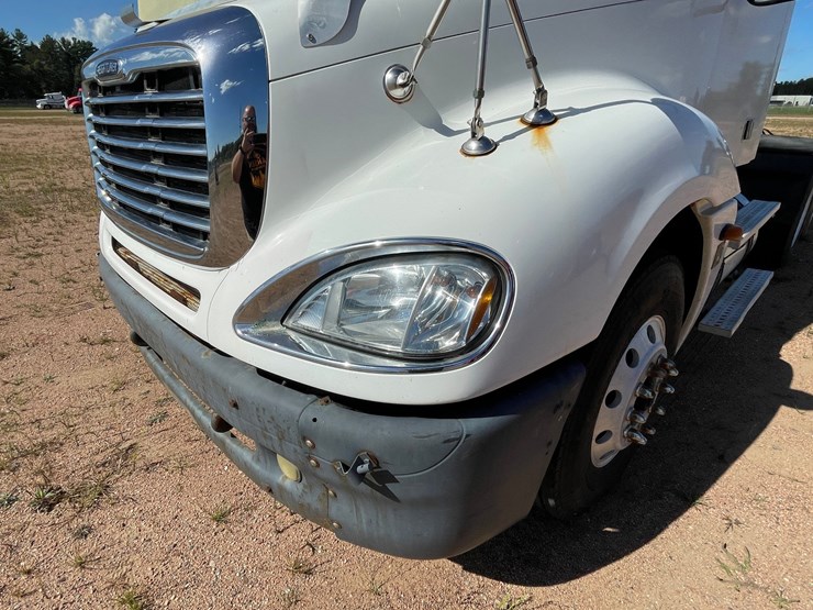 #217-•-2005-freightliner-day-cab-(has-wi-title)-(kronenwetter,-wi)-image-10