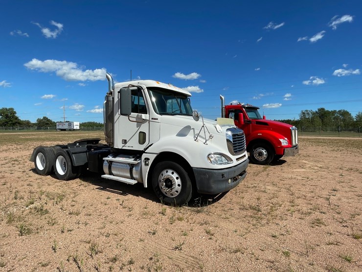 #217-•-2005-freightliner-day-cab-(has-wi-title)-(kronenwetter,-wi)-image-7