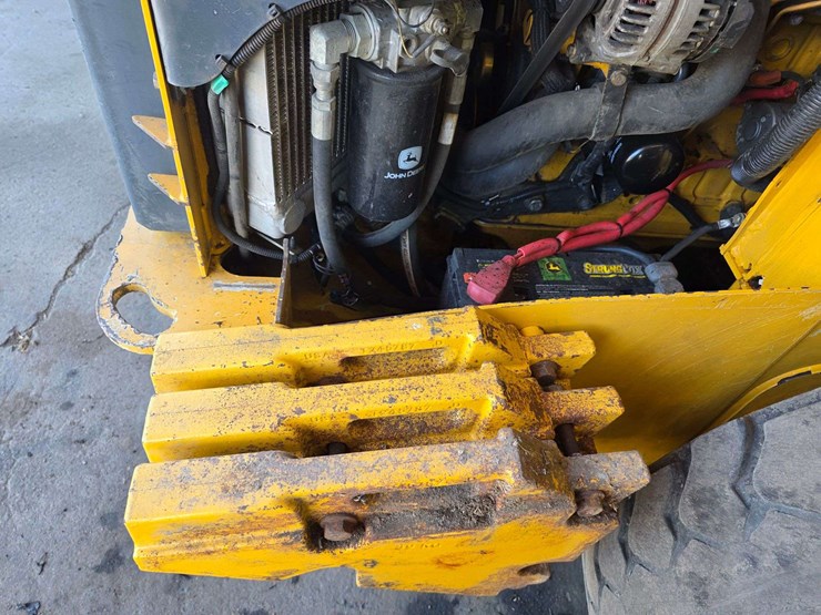 2016-deere-332d-image-52