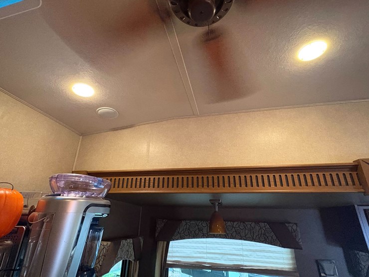 #5997-•-2015-forest-river-sierra-camper-(three-lakes,-wi)-(title-in-delay)-image-46