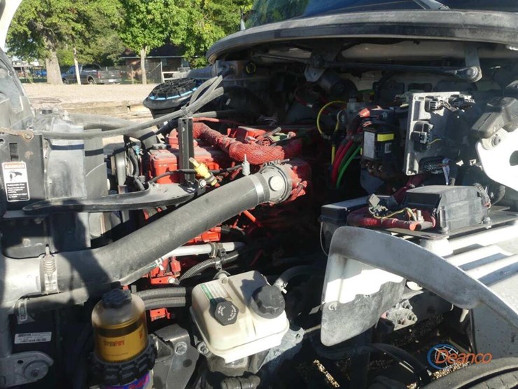2015-freightliner-m2-106-image-8