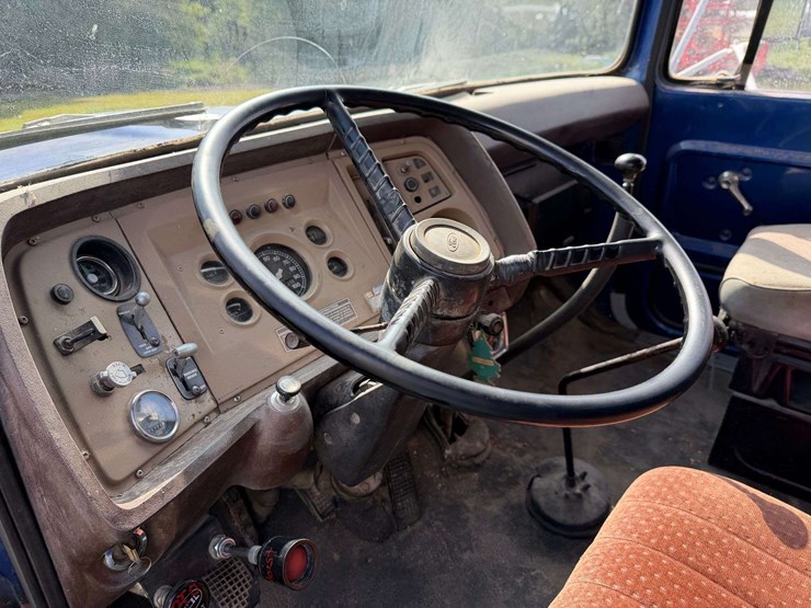 1975-ford-8000-image-36