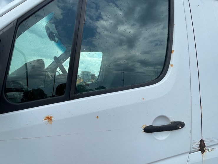#2841-•-2010-freightliner-van-(has-wi-title)-image-13