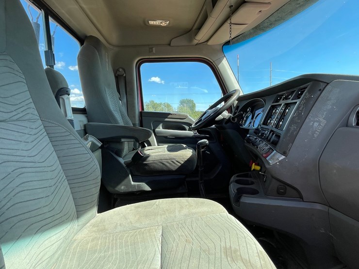 2014-kenworth-t880-image-57
