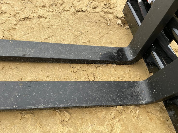 #2532-•-new-wolverine-pallet-fork-with-hydraulic-adjustable-image-9