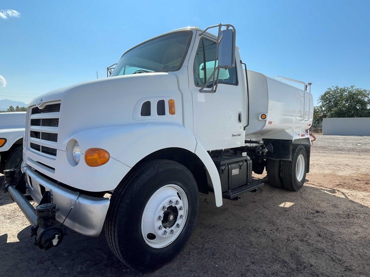#1851-•-2000-sterling-7500-water-tank-truck-(has-nm-title)-image-1