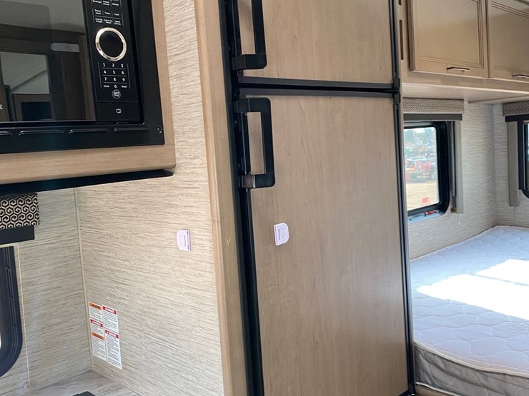 2021-ford-e350-image-28