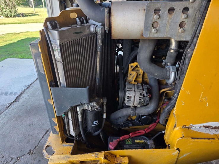 2016-deere-332d-image-51