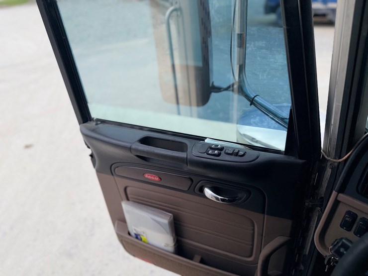 2014-peterbilt-389-image-87