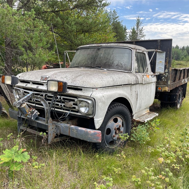 #6208 • Ford F500 Single Axle Flatbed Truck (No Title)