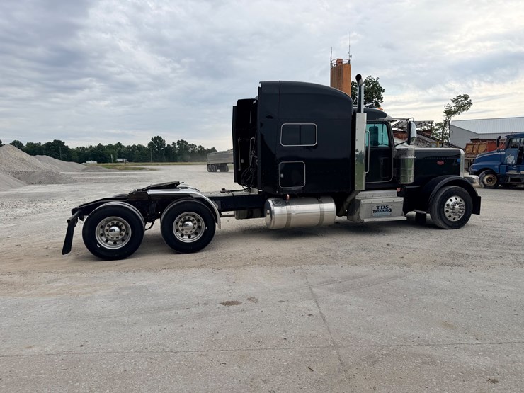 2014-peterbilt-389-image-10